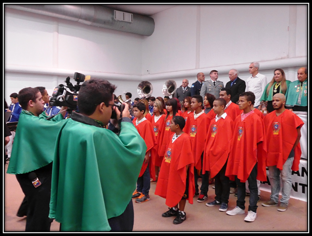 Uma imagem contendo pessoa, grupo, interior, em p�

Descri��o gerada automaticamente