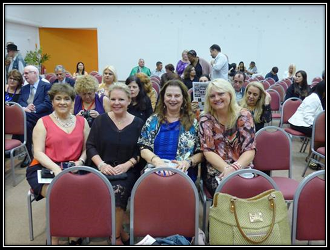 Uma imagem contendo pessoa, posando, grupo, foto

Descri��o gerada automaticamente