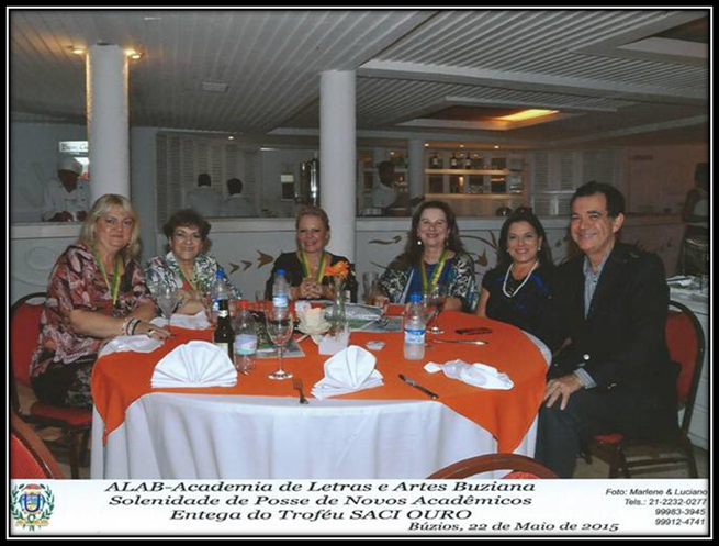 Uma imagem contendo pessoa, interior, teto, mesa

Descri��o gerada automaticamente