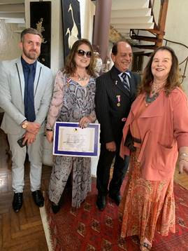 Uma imagem contendo interior, pessoa, cama

Descri��o gerada automaticamente