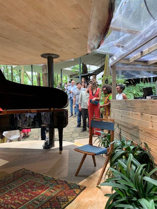 Uma imagem contendo ch�o, mesa, interior

Descri��o gerada automaticamente