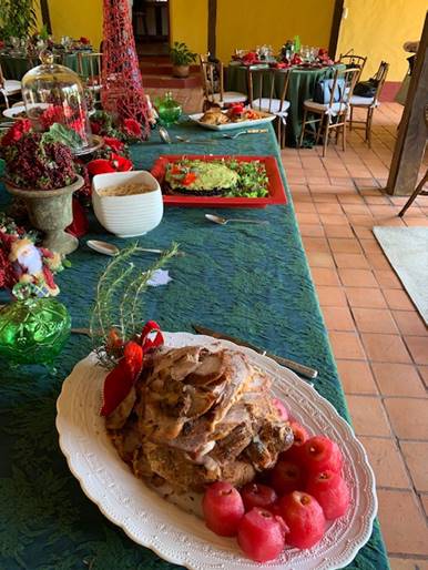 Uma imagem contendo comida, ao ar livre, mesa, edif�cio

Descri��o gerada automaticamente