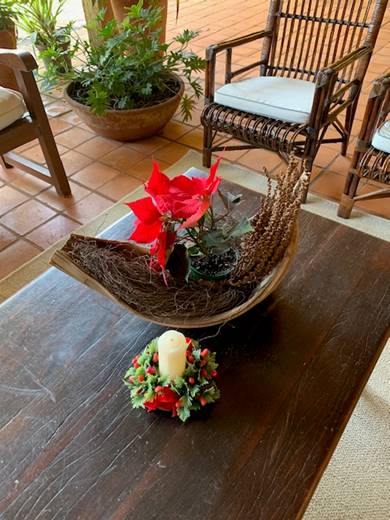 Uma imagem contendo ch�o, mesa, interior, parede

Descri��o gerada automaticamente