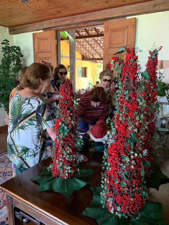 Uma imagem contendo interior, ch�o, crian�a, pessoa

Descri��o gerada automaticamente