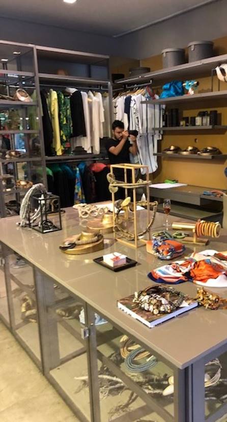 Uma imagem contendo interior, ch�o, mesa, teto

Descri��o gerada automaticamente