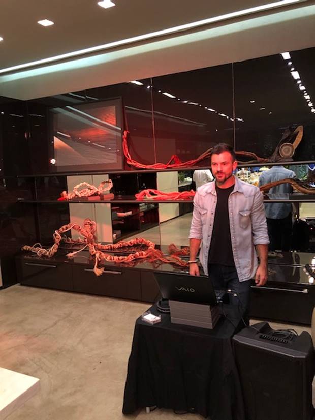 Uma imagem contendo interior, ch�o, parede

Descri��o gerada automaticamente