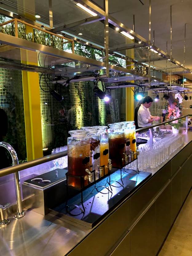 Uma imagem contendo interior, mesa

Descri��o gerada automaticamente