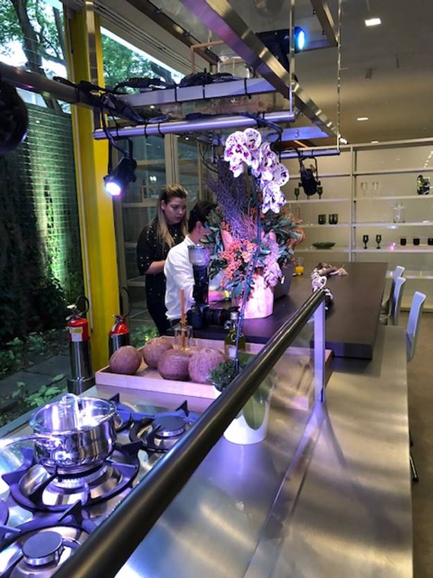 Uma imagem contendo interior, parede, mesa, cozinha

Descri��o gerada automaticamente