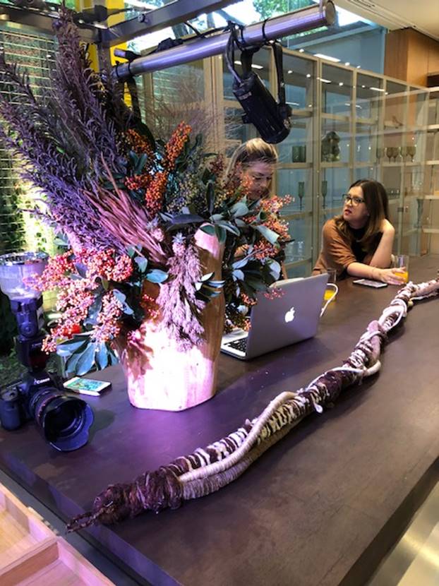 Uma imagem contendo interior, sentado

Descri��o gerada automaticamente